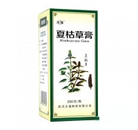 Сироп из черноголовки Сякуцао (Xiakucao Gao): Сироп из черноголовки «Xiakucao Gao» (Сякуцао) — китайский сироп широкого спектра действия, который устраняет патогенный жар, снимает воспаление, устраняет застой в меридиане. Черноголо́вка обыкнове́нная (лат. Prunélla vulgáris) – растение, известное с древности. Черноголовка оказывает антиаллергическое, мочегонное, противоопухолевое, жаропонижающее, кровоостанавливающее, противовоспалительное, противомикробное, спазмолитическое действие. Кроме того, специалисты отмечают антисептическое, нормализующее обмен веществ, ранозаживляющее, возбуждающее аппетит, слабительное, отхаркивающее, противосудорожное, антиоксидантное и тонизирующее свойства препаратов черноголовки. Свойства и применение черноголовки связано с лечением гиперфункции щитовидной железы, а также рака щитовидной железы. Показана она и пациентам с диагнозом диффузный токсический зоб, при котором повышена функция щитовидной железы и увеличена секреция ее гормона — тироксина. Этому заболеванию чаще подвержены женщины, особенно в период климакса. Зачастую это связано с нервно-психическим напряжением, повторяющимися стрессами. Симптомы этого заболевания широко известны: пучеглазие, увеличение самой щитовидной железы, тахикардия (учащенное сердцебиение) и другие изменения сердечно-сосудистой системы. Препараты черноголовки помогают при дифтерии, туберкулезе горла, желудочных болях, кровавом поносе, сахарном диабете, при эпилепсии, головокружении, болезнях глаз. Помимо этого, черноголовку применяют при ряде женских болезней: мастите, кольпите, метрите. Использовать растение можно как натуральный природный иммуномодулятор, имеющее, кроме этого, свойство тонизировать организм, оказывая на него гепатопротекторное, противовирусное, адаптогенное и противовоспалительное действие. Показания к применению: — Мастопатия, гиперплазия молочной железы, миома, тяжелое течение климакса. — Туберкулез лимфатических узлов, туберкулез горла и легких, злокачественные новообразования, тиреотоксический зоб. — Ангина, бронхит, плеврит. — Гипертония, головокружение, эпилепсия. — Боли в желудке, гастрит, гастроэнтерит, метеоризм, дизентерия, диарея, — Заболевания мочевого пузыря и мочевыводящих путей, нефрит. — Хронический артрит, ревматический полиартрит. — Как кровоостанавливающее средство (после родовые, геморроидальные кровотечения, кровохарканье). Состав:  высушенные соцветия черноголовки обыкновенной, собранные в фазу плодоношения. Способ применения:  внутрь, запивая теплой водой, по 9 гр. (1 чайная ложка) 2 раза в день. Детям по ½ чайной ложке 2 раза в день. При лечении туберкулеза, бронхита, плеврита – 5 флаконов пасты (1 кг) соединить с 0,5 л. воды, добавить 100 гр. бурого сахара, отварить, до полного растворения сахара. Принимать по 1 столовой ложке утром и вечером. Курс лечения 1 месяц. Противопоказания:  индивидуальная непереносимость компонентов, детский возраст до 3-х лет, беременность. Не принимать при простуде. С осторожностью при сахарном диабете. Объём:  200 мл. Бад, не является лекарством, перед употреблением рекомендуется консультация со специалистом.