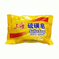 Серное мыло для проблемной кожи SulfurSoap: Серное Мыло sulfur soap от кожных заболеваний глубоко очищает кожу, обладает бактерицидным, противовоспалительным действием. Не сушит и не стягивает. Предназначено для бережного очищения кожи лица и тела. Оказывает эффект легкого скраба. Благодаря своим целебным свойствам это мыло способствует снижению выделения излишнего жира, провоцирующего появление прыщей. Хорошо дезинфицирует кожу и избавляет от нежелательных высыпаний. Предотвращает сухость и шелушение. высушит Показания:  акне, экзема, псориаз, себорейный дерматит, контактный дерматит, и др. Способ применения:  с помощью рук или салфетки очищайте этим мылом кожу 1-2 раза в день. Во время очищения оставьте на коже на 2-3 мин., затем смойте и высушите. Объём:  85гр.