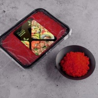 Икра Масаго, красная, натуральная, 0,5 кг.: Икра Масаго зеленая OSHI — это икра капеллана (мойвы), окрашенная натуральным красителем(сок свеклы или граната) в сочный красный цвет . Является обязательным ингредиентом в японской кухне. Незаменимый ингредиент для спайси-соусов, украшения гунканов, роллов, а также добавляется внутрь роллов как начинка.