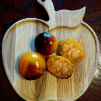 Томат Голубое золото 10шт: <p>Плоды грушевидные, с ярко выраженной ребристостью, красные с антоциановыми плечиками, мясистые. Их масса 150-250г. Мякоть сахаристая, сладкая. Плоды прекрасно подходят для свежего потребления, салатов, консервирования целыми и кусочками. В кисти по 5-6 плодов. Очень урожайный, среднеспелый сорт, устойчивый и неприхотливый. Кусты мощные, высотой до 1,8м.</p>