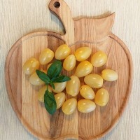 Томат Белый финик 10шт: <p>Нельзя не заметить в теплице декоративные томатные кисти из 15-20 овальных выравненных плодов массой 20-25 г, словно выточенных из белого оникса с янтарными прожилками! Вкус не менее удивителен: насыщенный и сладкий, с нотками экзотических фруктов. Индетерминантный гибрид с высотой растения а 120-150 см и средними сроками созревания подходит для выращивания в открытом и закрытом грунте.</p>