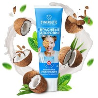 Зубная паста "Интенсивное отбеливание" Synergetic, 100г: Цвет: https://4fresh.ru/products/syne0053?v=SYNE0053-0100
СОСТАВ: Sorbitol, Aqua, Silica, Glycerin, Sodium Lauroyl Sarcosinate, Aroma, Xanthan Gum, Hydroxyacetophenone, Papain, Xylitol, Zinc Citrate, Calcium Lactate, Acorus Calamus (Sweet Flag) Root Extract, Citrus Limonium Extract, Hydrated Silica Cl74160, Bisabolol, Stevioside, Menthol, O-Cymen-5-Ol, Vitamin Premix (Vitamin A, Vitamin D3, Tocopherol (Vitamin E), Thiamine (Vitamin B1), Riboflavin (Vitamin B2), Pyridoxine (Vitamin B6), Niacinamide, Folic Acid (VitaminB9), Pantothenic Acid, Biotin, Vitamin B12, Vitamin C). Анализ состава beta Понравился Анализатор состава? Оставьте отзыв
Бренд: Synergetic Россия
Страна производства: Россия
Рецепт дня: возьмите полнило улыбок, добавьте комплиментов, приправьте объятиями. Готово! #красивыездоровыелюди.
В этой пасте мы увеличили содержание натурального фермента папаина, экстракта лимона и цитрата цинка. Это значит, что весь окрашенный налёт будет расщеплён, удалён и лишён права на возвращение. В общем, говорите "сы-ы-ыр" без стеснения!
Растительные компоненты из Германии и швейцарские витамины А, С, Е заботятся о здоровье дёсен. Папаин расщепляет белковую основу налета, оказывает активное осветляющее воздействие на эмаль.
В этой пасте 0% мела, фтора, SLS, SLES, парабенов, триклозана, диоксида титана. BIO. Безопасная формула с высокой концентрацией натуральных компонентов.