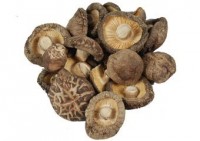 Грибы шиитаке 100 гр: Родиной лесных грибов шиитаке являются Китай и Япония. Об их целебных свойствах рассказано в древних манускриптах, где описываются самые разнообразные способы приготовления. Но чтобы в любое время года употреблять их в пищу, необходимо знать, как готовить замороженные и сушеные грибы шиитаке. Японцы справедливо утверждают, что они обладают массой преимуществ, позволяя улучшать самочувствие человека и продлевая молодость благодаря наличию множества полезных минералов и питательных веществ.  Прежде чем приступить к приготовлению, следует их отмочить в теплой воде. В некоторых случаях в воду добавляют немного сахара, который способствует быстрому впитыванию влаги и смягчает грибы. Знатоки восточной кухни не советуют замачивать шиитаке в горячей воде, используя только теплую. Процесс отмачивания длится от 2 до 12 часов. Сушеные шиитаке заливают теплой водой так, чтобы ее уровень был на 3 пальца выше уровня грибов, и оставляют на несколько часов или на всю ночь.Готовить грибы можно после того, как их извлекут из посуды, в которой замачивали, и удалят лишнюю влагу путем отжима.Огромной популярностью у жителей Востока пользуются маринованные шиитаке с лапшой, острые или приготовленные по-корейски. Наши соотечественники предпочитают готовить жареные с картошкой или тушеные в сметане. Особенность японских лесных грибов заключается в том, что их ножки значительно тверже, грубее шляпок. Именно поэтому в пищу зачастую употребляют только шляпки. Картошка с лесными грибами шиитаке   Сковорода с жареной картошкой и шиитакеПриготовить картошку с шиитаке можно, используя как замороженные, так и сушеные грибы. Для этого можно воспользоваться быстрым способом замачивания, добавив в воду с сушеными грибами немного сахара. Вкус готового блюда зависит от величины самого гриба. Крупные грибы имеют насыщенный яркий вкус, а маленькие – более нежные и мягкие. В процессе приготовления шиитаке могут сменить свой вкус на мясной и впитать в себя все оттенки вкуса тех продуктов, вместе с которыми проходят тепловую обработку.Картошка с шиитаке завоевала любовь и признание гурманов самых разных стран. Для приготовления этого блюда понадобится около 500 г картофеля и столько же уже отмоченных грибов. Большинство поваров настоятельно рекомендуют даже маленькие шиитаке предварительно отварить в слегка подсоленной воде с добавлением лука. Через 20 минут после закипания грибочки откидывают на сито и слегка отжимают. Остудив, самые крупные разрезают пополам, а меленькие кладут на сковороду с хорошо разогретым маслом.Обжаривать японские лесные грибы следует на смеси растительного и сливочного масла до того момента, пока из грибочков выпарится практически вся жидкость. После этого к ним добавляют порезанную полукольцами луковицу и продолжают жарить до тех пор, пока лук не станет золотистым. В то время как обжариваются грибы и лук, можно отварить картошку, порезанную крупными кубиками. Готовые картофель и шиитаке соединить, залить сливками так, чтобы они полностью покрывали картошку и грибы, а затем посолить и поперчить.Тушить картофель с шиитаке придется не менее 15 минут. За это время сливки выпарятся, соус загустеет, картошка и грибы станут мягкими и сочными. Стремясь сделать блюдо более ароматным, в него добавляют мелко порезанные веточки петрушки.Похожим образом готовят жареный картофель с грибами шиитаке. Но сначала обжаривают до золотистого цвета картошку, а потом вводят грибы. Можно отдельно поджарить грибочки и приготовить картошку. За пять минут до готовности соединить ингредиенты и доваривать блюдо, добавив зелень и пряности.    Суп из замороженных или сушеных грибов   Кастрюля с супом из грибов шиитакеРецепт, по которому готовят суп из шиитаке, известен со времен правления древних китайских императоров. По их мнению, именно этот суп помогал царствующей персоне продлить свою молодость.Для приготовления можно использовать как свежие, так и замороженные или сушеные шиитаке. В любом случае грибы вначале нужно обжарить с добавлением моркови и лука, взяв на 500 г нарезанных тонкими ломтиками грибов одну морковь и одну средних размеров луковицу, предварительно мелко их порезав. Варить все составляющие в течение 10 минут в подсоленной воде, после чего добавить около 200 г картошки и пару зубчиков измельченного чеснока. Теперь можно посолить окончательно, чтобы довести до нужного вкуса, и продолжать варить еще 10 минут.Шиитаке, приготовленные по-корейскиШиитаке приготовленные по корейскиКорейская кухня и ее основные блюда завоевали многочисленных поклонников во всем мире. Не исключение – лакомства, приготовленные с использованием грибов. Лесные грибы шиитаке по-корейски   готовят по рецепту, который долгое время считался тайным. Это связано с тем, что готовили и подавали данное блюдо только высокопоставленным и важным персонам. Царь-гриб, как шиитаке называют в Китае и Японии, пользуется заслуженным уважением. Блюдо, приготовленное из этих грибов по традиционным корейским рецептам, отличается насыщенным, ярким вкусом и ароматом.Приготовить настоящие шиитаке по-корейски можно, используя и свежие, и сушеные грибочки. Для начала основной компонент в количестве 500 г отваривают до полной готовности, сливают воду и дают остыть. Остывшие крупные шиитаке нарезать соломкой, а маленькие грибочки использовать целиком и сложить в отдельную посуду. В другую миску сложить:200 г натертой на корейской терке моркови;4-5 измельченных зубчиков чеснока;один пучок кинзы;30-50 г кунжутного семени;добавить 50 г 9 % уксуса;1 ст.л. соли;2 ст.л. сахара;по 1 ч.л. красного и черного молотого перца.Все тщательно перемешать, раскалить на сковороде 100 мл растительного масла, залить полученную смесь, быстро и тщательно перемешать. Как только все остынет, ввести грибы. Настоять в холодильнике в течение нескольких часов или оставить блюдо в холоде на всю ночь.  