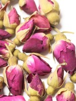 Бутоны чайной розы 50 г: Цвет: https://paprika-sp.ru/pieriets_opis_129_5
Все знают, что китайцы большие любители чая. Для придания вкусу напитка новых изысканных ноток они добавляют к чайным листьям бутоны и соцветия разных растений. Например, в чай Мэй Гуй Хуа Бао добавлены бутоны чайной розы. Этот сорт цветка специально выращивают для этих целей. Благодаря содержанию в составе чайной розы большого количества эфирных масел, ее аромат стал более насыщенным. Кстати, бутончики роз перед тем, как засушить обжаривают специальным способом, поэтому их можно использовать в качестве заварки. Для того, чтобы приготовить ароматный напиток из чайных роз достаточно 3-4 сухих бутончиков на стакан воды. Причем при заваривании нельзя заливать их кипятком, поскольку эфирные масла могут выветриться, вместе с паром. Напитку следует дать настояться, чтобы можно было насладиться его божественным ароматом. Чудесный напиток из бутонов чайной розы помогает расслабиться и успокоиться. В качестве успокоительного средства легкий розовый напиток полезен даже детям. Благотворно влияет он и на пищеварение.Чайная роза китайская используется как добавка к зеленым и черным сортам чая, а также улунам. Розовая вода обладает бактерицидным и успокаивающим свойством, а в древности ее использовали в качестве косметического средства. Бутоны розы с утонченным цветочным ароматом добавят нежности вашему любимому чаю.