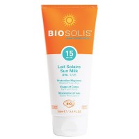 Солнцезащитное молочко для лица и тела SPF 15 BIOSOLIS: Цвет: https://4fresh.ru/products/bios0001/
СОСТАВ: Гель алоэ вера*, дикаприлил карбонат, кокосовый парафин, диоксид титана, коко-каприлат/капрат, оксид цинка, пропанедиол, масло семян Понгамиа Глабра (Каранджи)*, полиглицерил-2 диполигидроксистеарат, полиглицерил-3 диизостеорат, хлорид натрия, масло Брассика Кампестрис (рапсовое)*, экстракт корня дауцис карота сатива (моркови)*, масло семян элиантус Аннуса (подсолнечника)*, полигидростеариновая кислота, сорбат калия, бензоат натрия, стериновая кислота, гидроксид алюминия, алюмина, отдушка, молочная кислота, витамин Е * выращено на сертифицированных органических плантациях
Производитель: BIOSOLIS Бельгия
Страна производства: Бельгия
Эффект: SPF15
Способ применения: Нанесите небольшое количество средства на лицо и тело, особое внимание уделите чувствительным участкам тела - лицу, шее и плечам.При правильном нанесении средство целиком впитывается и не оставляет белого следа. Солнцезащитные продукты Biosolis - водостойкие. Однако после продолжительного пребывания в воде рекомендуется повторное нанесение средства. Избегайте контакта с глазами.
Сроки и условия хранения: Срок годности: 24 месяца.
Солнцезащитное молочко для всей семьи SPF 15 с хорошим фактором защиты SPF и PPD (PA) для взрослых и детей со светлой и нормальной кожей. Нежная текстура и комфортное нанесение. С едва-уловимым натуральным ароматом.
Молочко Biosolis обеспечивает моментальную защиту, не закупоривая поры, не оставляя липкой пленки - кожа дышит. Не оставляет белого следа на коже, не пачкает одежду. Формула водостойкая и начинает действовать сразу после нанесения.
В формуле, вместо воды, используется органический гель алоэ вера с сертифицированных плантаций Южной Мексики. Идеальный средство для ухода за кожей - глубоко увлажняет и ускоряет процессы регенерации. В качестве дополнительного компонента содержит Масло Каранджи (родственник масла Ним, но с более мягким ароматом), которое обладает природным солнцезащитным фактором и используется для лечения экзем, акне и других кожных проблем. Способствует быстрому снятию раздражений и заживлению ран. Содержит природный антиоксидант – органический экстракт моркови. В составе два натуральных солнцезащитных фильтра: оксид цинка и диоксид титана. Это высококачественные минеральные фильтры, которые не содержат нано-частиц - не проникают в глубокие слои кожи, не накапливаются в организме.
Солнцезащитное молочко для всей семьи, BIOSOLIS SPF15 соответствует европейским стандартам по защите от солнца, солнцезащитные фильтры (качество и соответствие заявленной цифре) протестированы в независимой лаборатории COLLIPA и гарантируют надежную и безопасную защиту от :
от средних ультрафиолетовых UVB лучей (вызывающих ожоги) - SPF-защита.
от длинных, глубоко проникающих UVA лучей (которые вызывают фотостарение и провоцируют меланому) - PPD (PA) защита