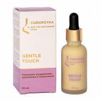 Сыворотка для чувствительной кожи лица "Gentle Touch" Jurassic Spa, 30г: Уменьшает раздражение шелушение и покраснение подходит для чувствительной кожи любых типов В основе  легкая ламеллярная эмульсия которая позволяет транспортировать активные компоненты до базального слоя эпидермиса Средство содержит богатую композицию успокаивающих активов снижающих гиперчувствительность кожи уменьшающих покраснения воспалительные и аллергические проявления Экстракт бактерийэкстремофилов содержит ферменты помогающие коже противостоять стрессовым воздействиям в особенности ультрафиолету стандартизованный экстракт солодки  глицирризиновой кислоты эффективно уменьшает проявления воспаления снижает гиперчувствительность кожи Глицирризиновая кислота обладает кортизоноподобным действием помогает при аллергических проявлениях являясь антагонистом ацетилхолина и гистамина экстракт босвеллии содержит босвеллиевые кислоты блокирующие синтез провоспалительных лейкотриенов механизм действия как у нестероидных противовоспалительных средств пантенол альфабисаболол из ромашки и аллантоин усиливают действие успокаивающего комплекса увлажняющий комплекс борется с обезвоженностью которая часто провоцирует гиперчувствительность  Примечания молочная кислота получена из растительного сырья сбраживанием бактериями Lactobacillus delbreckii тростникового сахарасырца и мелассы свеклы Цвет продукту придают экстракты