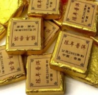 Пуэр золотой брикет: Цвет: https://paprika-sp.ru/pieriets_opis_310
Шу Пуэр (черный) Юньнаньский Золотой Брикет 2003 в Подарочном мешочке. Урожай 2003 года. Изготовлен в 2018 году на фабрике Yunnan Runxiu Tea Industry Co.,Ltd. Хороший чай поступает из хорошего места происхождения. Это изысканый пуэр изготавливается из **почек и крупных листьев, что позволяет получить ЧА ЦИ. Вкусный и ароматный пуэр выделяется своим богатым вкусом и бесконечным сладким послевкусием**. Настой "Золотого брикета" имеет корчневый "шоколадный" оттенок. Многогранность вкуса и тонизирующий эффект в большей мере раскрывается при настаивании. В заваренном пуэре раскрывается древесный аромат со сладкими нотами чернослива. Вкус плотный с приятным карамельным послевкусием. Чай обладает всеми полезными для организма качествами: нормализует работу ЖКТ, улучшает обмен веществ, выводит токсины, снижает аппетит, тонизирует**.** Способствует похуданию. Юньнаньский Золотой Брикет 2003 способен для вас открыть Шу пуэр по новому и подарить яркое чайное состояние. Пейте с удовольствием!