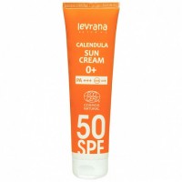 Крем для лица и тела солнцезащитный "Календула 50SPF 0+" Levrana, 100 мл: https://4fresh.ru/products/levr0420
Самый высокий фактор защиты от вредного воздействия ультрафиолета. Блокирует и рассеивает все типы лучей — UVB, UVA1 и UVA2.
Календула обеспечивает мгновенное питание, восстановление кожи, предотвратит пигментацию.
Крем обогащен большим количеством антисептиков, противовоспалительных и матирующих ингредиентов. Экстракты грецкого ореха и шиповника удерживают влагу в коже, тонизируют, сохраняют эластичность и бережно заживляют. Водостойкая формула. Подходит для разных типов кожи, особенно для светлой и истонченной.
Способ применения:
Встряхните флакон. Нанесите небольшое количество средства на открытые участки тела и равномерно распределите до полного впитывания. После продолжительного пребывания в воде для поддержания солнцезащитного эффекта рекомендуется повторное нанесение средства. Избегайте контакта с глазами.
Состав:
Aqua (Вода природная), Zinc Oxide (Оксид цинка), Polyglyceryl-3 Polyricinoleate (and) Polyglyceryl-3 Ricinoleate (Растительный эмульгатор), Isoamyl Laurate (and) Isoamyl Cocoate (Растительный эмолент), Leen seed oil (Масло льняное), Calendula officinalis floral water (Гидролат календулы), Rosa Canina Fruit Oil (Масло шиповника), Glycerin (Глицерин), Prunus amygdalus Dulcis Oil (Масло миндальное), Sesamum Indicum Seed Oil (Масло кунжутное), Pentylene Glycol (Растительный пентиленгликоль), Sodium Chloride (Соль морская), Benzyl Alcohol (Бензиловый спирт), Tocopherol (Витамин Е), Melaleuca alternifolia oil (Эфирное масло чайного дерева), Potassium Sorbate (Калия сорбат), Benzoic Acid (Бензойная кислота), Lavandula Angustifolia flower oil (Эфирное масло лаванды), Macleya microcarpa (Maxim.) Fedde. Extract (Экстракт маклейи), Juglans Regia Leaf Extract (Экстракт грецкого ореха), Rosa cinnamomea L. Extract (Экстракт шиповника).