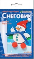Набор для открытки Снеговик: Цвет: https://xn----7sbbavpdoccqvc6br3o.xn--p1ai/index.php/детская-серия-развивающие-игрушки/набор-для-открытки-снеговик-detail
Снеговик – лучший друг снежной зимы и верный помощник Деда Мороза: вместе с ним Снеговик спешит к детишкам с поздравлениями и подарками, с пожеланиями счастья и радости. Ребёнок старше 5 лет сможет легко сделать такую открытку своими руками: вырезать простые детали, наклеить их послойно при помощи объёмного двустороннего скотча, приклеить игрушечные глазки, декорировать открытку помпонами, пайетками, атласной лентой, написать поздравление, положить послание в конверт и поздравить друзей. 
Комплектация
: Комплект деталей из цветной бумаги и картона, атласная лента, помпоны, пайетки, игрушечные глазки с подвижными зрачками, открытка, конверт, тонкий и объёмный двусторонний скотч, пошаговая инструкция с фото.
