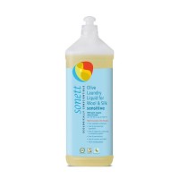 Средство жидкое "Гипоаллергенное", для стирки изделий из шерсти и шелка Sonett: Цвет: https://4fresh.ru/products/sone0023
СОСТАВ: Мыло из оливкового масла 15-30% (сертифицированное органическое выращивание/биодинамическое культивирование); ПАВ сахара 5–15%; Мыло из рапсового/подсолнечного масла 1–5% (сертифицированное органическое выращивание); Растительный спирт (этанол); Цитрат
Производитель: Sonett Германия
Страна производства: Германия
Способ применения: Перед использованием взболтать. Следуйте рекомендациям Вашей стиральной машины. Стиральная машина с 4.5 кг загрузкой: для мест с мягкой и средней жесткостью воды: 60 мл; для мест с жесткой и очень жесткой водой: 90 мл. Добавьте в отсек для стирки в стиральной машине. 1 л жидкого средства для шерсти и шелка на основе оливкового масла рассчитан на 17 стирок в воде с мягкой и средней жесткостью, каждая загрузка приблизительно 2,5 кг.
Сроки и условия хранения: Срок годности: 3 года.
Экологичное жидкое средство для стирки изделий из шерсти и шелка эффективно удаляет загрязнения, не повреждая волокна ткани.