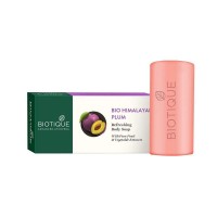 Biotique Bio Himalayan Plum Refreshing Body Soap 150g / Био Мыло Освежающее с Гималайской Сливой 150г: Цвет: https://opt-india.ru/catalog/mylo/biotique_bio_himalayan_plum_refreshing_body_soap_150g_bio_mylo_osvezhayushchee_s_gimalayskoy_slivoy_/
Бренд: Biotique
Biotique Bio Himalayan Plum Refreshing Body Soap 150g / Био Мыло Освежающее с Гималайской Сливой 150г •  Натуральное тонизирующее мыло Био Гималайская слива Biotique (Bio Himalayan Plum CLEARLY REFRESHING NATURAL BODY SOAP) не содержит ПАРАБЕНОВ и СОДИУМ ЛАУРИЛ СУЛЬФАТ. Тонизирующее мыло из гималайской сливы, барбариса, индийской глубики, маргозы, куркумы и мыльного корня, бережно очищает кожу от загрязнений не нарушая природный баланс. •  Создано по древней аюрведической рецептуре. Формула  мыла является гипоаллергенной и клинически проверенной. Содержит только натуральные компоненты. •  Действие: бережно очищает кожу от загрязнений не нарушая природный баланс PH 5.5. •  Состав: Aadu (Prunus persica), Ritha (Sapindus mukorossi), Daru haldi (Berberis aristata) 1.00%, Amla (Emblica officinalis), Neem (Azadirachta indica), Haldi (Curcuma longa), Cleanser base Q.S.