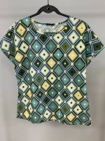 Блузка Мэри Р №10: Цвет: https://ubki-valentina.ru/node/26396
ЦВЕТ: зеленый
Элегантная женская блузка оригинального кроя. Округлая обтачка. Цельнокроеный рукав. Низ ровный, по бокам разрезы. Блуза идеально подходит как под любые классические вещи, так и под джинсы. Рекомендуемая стирка при t не более 30°. Длина изделия:  63 см Длина рукава от горловины:  25 см Ткань:  Ниагара