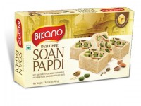 Bikano Soan Papdi-G Desi Ghee 500g / Соан Папди-G Деси Гхе Халва 500г: Цвет: https://opt-india.ru/catalog/vostochnye_sladosti/bikano_soan_papdi_g_desi_ghee_500g_soan_papdi_g_desi_gkhe_khalva_500g/
Бренд: Bikano
Bikano Soan Papdi-G Desi Ghee 500g / Соан Папди-G Деси Гхе Халва 500г Соан Папди-G популярная индийская традиционная сладость, которая вызывает самое искреннее наслаждение. Хрустящая, слоистая сладость растворяется во рту и оставляет приятное послевкусие. Изготавливается сладость из нутовой муки высокого качества. Нутовая мука является кладезем таких полезных компонентов, как цинк, калий, фосфор, клетчатка, углеводы, железо и аминокислоты. Халва не только вкусная, но и полезная.