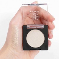 С216 Тени шиммерные компактные "Сливочный десерт" Kristall Minerals Cosmetics, 1.5 г: Невероятно нежная шелковистая текстура теней превосходно наносится на кожу век и легко растушевывается, а высокая пигментация в сочетании с ультра-мелким помолом обеспечивает плотное сцепление с вашей кожей и гарантирует устойчивый макияж на весь день.
Способ применения:
Для нанесения теней используйте плоскую кисть с искусственным, наборным ворсом. Одним мягким прикосновением набираем тени на кисть и частыми протягивающими (1-3 мм) движениями наносим продукт на веко. Тени можно наслаивать для достижения наиболее более плотного покрытия или наносить влажным способом. Для более стойкого эффекта – используйте базу под тени или любые кремовые текстуры.