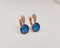 Серьги с кристаллами Swarovski: Цвет: https://fashion-v.ru/magazin/product/sergi-r030679907440-1
ЦВЕТ: Capri Blue Opal
Вставка: кристаллами Swarovski
Материал изделия: ювелирный сплав
