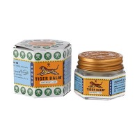 Tiger Balm White 21g / Бальзам Тигр Белый 21г: Цвет: https://opt-india.ru/catalog/balzam_maz/tiger_balm_white_21g_balzam_tigr_belyy_21g/
Бренд: Tiger Balm
Tiger Balm White 21g / Бальзам Тигр Белый 21г Бальзам "Белый тигр"  рекомендован для стимуляции кровообращения в коже, мышцах, и сухожилиях. Обладает всеми свойствами что и  бальзам «Красный тигр» . Отличается меньшей концентрацией активных веществ, отсутствием выраженного разогрева и наличием эвкалипта в составе, что позволяет более широко использовать его в первые сутки после травмы (когда противопоказан разогрев); при простуде, насморке, рините (нанести на шею в области горла и крылья носа); при головной боли (нанести на виски); при кашле (натрите спину и грудь), взрослым можно делать ингаляции с бальзамом (для ингаляций берут примерно капельку бальзама и добавляют в раствор). Более мягкий по своему воздействию белый бальзам рекомендован в т.ч. детям (после 3х лет) Бальзам обладает приятным свежим ароматом и достоин занять место в Вашей сумочке!