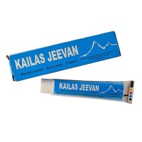 Kailas Jeevan Multipurpose Ayurvedic Cream 20g / Универсальный Крем для Всего Тела 20г: Цвет: https://opt-india.ru/catalog/balzam_maz/kailas_jeevan_multipurpose_ayurvedic_cream_20g_universalnyy_krem_dlya_vsego_tela_20g/
Бренд: Кайлаш Дживан
Kailas Jeevan Multipurpose Ayurvedic Cream 20g / Универсальный Крем для Всего Тела 20г Об универсальности и ценности средств восточной медицины уже известно многим из нас. Одним из таких по-настоящему чудодейственных средств является индийский крем Кайлаш Дживан . Это многофункциональное средство, которое благодаря своему уникальному составу можно применять как наружно, так и внутрь. Спектр его лечебных свойств удивляет.   Показанием к наружному применению являются любые проблемы с кожными покровами:   ожоги, порезы, свищи, угри, фурункулы, геморрой, гнойные раны, бородавки, дерматиты всех этиологий, обморожения, укусы насекомых, и многое другое.