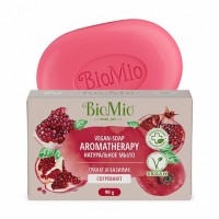 Мыло "Гранат и базилик" BioMio, 90 г: Натуральное веганское мыло BioMio Aromatherapy заботится о вашей коже и настроении. В составе мыла эфирное масло базилика, которое превращает каждое мытье рук в сеанс ароматерапии.

Его запах окутывает вас как теплый плед и навевает согревающие уютные воспоминания. Гидролат плодов граната увлажняет и тонизирует кожу рук.

Оливковое масло и витамин Е закрепляют эффект увлажнения, а эфирное масло гвоздики усиливает тонизирующее действие. Ионы серебра оказывают мягкий антибактериальный эффект. Формула мыла разработана для всех типов кожи.
состав:
Натриевые соли жирных кислот пальмового масла, натриевые соли жирных кислот пальмоядрового масла, вода, глицерин, натуральная отдушка, эфирное масло базилика, эфирное масло гвоздики, гидролат граната, оливковое масло, токоферил ацетат (витамин Е), цитрат серебра, лимонная кислота, пигмент минерального происхождения CI 77891, краситель CI 17200, краситель CI 15510, хлорид натрия, тетранатрия этидронат, сорбат калия, лимонен*, цитронеллол*, гераниол*, линалоол*, эвгенол*.

* - компоненты натуральных эфирных масел и натуральной отдушки.