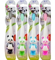 Vilsen Brush Зубная щетка детская Панда медвежонок мягкая: Цвет: https://xn----7sbbavpdoccqvc6br3o.xn--p1ai/index.php/зубные-пасты-и-ополаскиватели,-зубные-щетки/vilsen-brush-зубная-щетка-детская-панда-медвежонок-мягкая-detail
Для детей, у которых еще есть молочные зубки и уже появились постоянные.
Мягкие щетинки тщательно очистят молочные и прорезывающиеся постоянные зубки, обеспечивая бережный уход за детской эмалью и деснами.
Удлиненные кончики щетинок повышают качество чистки, проникая в труднодоступные межзубные пространства.
Выпускается в различных цветовых решениях.