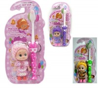Vilsen Brush Зубная щетка детская с игрушкой КУКЛА: Цвет: https://xn----7sbbavpdoccqvc6br3o.xn--p1ai/index.php/зубные-пасты-и-ополаскиватели,-зубные-щетки/vilsen-brush-зубная-щетка-детская-с-игрушкой-кукла-detail
Для детей, у которых еще есть молочные, и уже появились постоянные зубки. Мягкие щетинки с утонченными кончиками тщательно очищают молочные и прорезывающиеся постоянные зубки, обеспечивая бережный уход за детской эмалью и деснами. Утонченные кончики щетинок повышают качество чистки, проникая в труднодоступные межзубные пространства. Мягкие щетинки - чистите зубки с удовольствием.