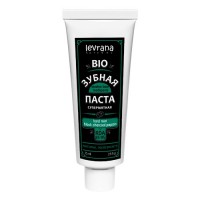 Зубная паста био супермятная "Hard mint & black charcoal & papain" Levrana, 75мл: Цвет: https://4fresh.ru/products/levr0480
СОСТАВ: Aqua (Вода), Hydrated Silica (Диоксид Кремния), Hydrogenated Starch Hydrolysate (Сорбитол), Pinus Sibirica Shell Water* (Водный экстракт кедровой скорлупы), Coco-Glucoside (Мягкое ПАВ), Glycerin (Глицерин), Carrageenan (Каррагинан), Pentylene Glycol (Растительный пентиленгликоль), Benzyl Alcohol (Бензиловый спирт), Papain (Энзим папайи), Stevia Rebaudiana Leaf/Stem Extract (Экстракт стевии), Menthol (Ментол), Acanthophyllum Glandulosum Root Extract (Экстракт корня колючелистника), Aroma (Ароматизатор), Maltodextrin (Мальтодекстрин), Pinus Sibirica Nut Shell* (Скорлупа кедрового ореха), Сharcoal Powder (Сажа), Pinus Sibirica Shell Extract* (Экстракт кедровой скорлупы), Limonene. * Ингредиенты органического земледелия. Анализ состава beta Понравился Анализатор состава? Оставьте отзыв
Бренд: Levrana Россия
Страна производства: Россия
Чёрная натуральная зубная паста с насыщенным и ярким вкусом мяты эффективно удаляет зубной налёт, возникающий в результате курения, употребления кофе, красного вина и других факторов. Растительный фермент папаин расщепляет белковую основу окрашенного налёта, полирует зубную эмаль, не повреждая её. Активные растительные компоненты зубной пасты препятствуют формированию зубного камня, органический кедровый экстракт заживляет, укрепляет десны, ментол сохраняет ощущение свежести во рту.
RDA 85-95.