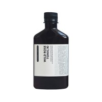 Тоник "Wild Rose " для нормальной и комбинированной кожи Laboratorium, 250мл: Цвет: https://4fresh.ru/products/laum0043
СОСТАВ: Гидролат мяты (Mentha Piperita Water), дистиллированная вода, гидролат василька (Centaurea Cyanus Flower Water), каприлик/каприк триглицериды (Caprylic /capric triglycerides), экстракт шиповника (Rosa Canina Fruit Extract), соевый лецитин (Soya Lecithin), фенилэтиловый спирт (Phenylethyl Alcohol). Анализ состава beta Понравился Анализатор состава? Оставьте отзыв
Все тоники Laboratorium очищают и увлажняют кожу лица, а также восстанавливают её природный баланс кислотности и нейтрализуют воздействие жёсткой воды на поверхностные слои дермы.
Этот тоник освежает, увлажняет и тонизирует кожу благодаря гидролату мяты, а также оказывает мягкое противовоспалительное, антибактериальное и регенерирующее действие благодаря гидролату василька, который сокращает мелкие морщинки и уменьшает отёчность вокруг глаз. Экстракт шиповника обладает эффективными антиоксидантными свойствами, содержит большое количество витаминов, фруктовых кислот, калия и укрепляет клетки эпидермиса. 
Примечания:
Антиоксидант — вещество, которое борется с окислением кожи и замедляет процессы естественного старения.
Гидролат — продукт паровой дистилляции растений.
Сорбат калия, бензоат натрия — консерванты широкого спектра действия.
Для этого тоника характерен светло-коричневый цвет из-за содержания экстракта. Тоник не окрашивает кожу.
Не используйте тоник при индивидуальной непереносимости компонентов во избежание аллергической реакции.