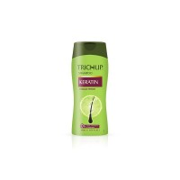 Trichup Keratin Shampoo 200ml / Шампунь c Кератином 200мл: Цвет: https://opt-india.ru/catalog/shampun/trichup_keratin_shampoo_200ml_shampun_c_keratinom_200ml/
Бренд: Vasu
Trichup Keratin Shampoo 200ml / Шампунь c Кератином 200мл Шампунь с кератином Тричап  обогащен кератиновым белком, который образует защитный слой на волосах, восполняя потерянный кератин, и восстанавливает силу волос, возвращает им упругость и уменьшает ломкость. Кератин - это вид белка в волосах, который обеспечивает их прочность, гибкость и мягкость. Шампунь также содержит подходящие кондиционирующие компоненты, делая волосы здоровыми, блестящими и послушными. Действие : восстанавливает силу волос возвращает упругость уменьшает ломкость содержит подходящие кондиционирующие компоненты делает волосы здоровыми, блестящими и послушными образует защитный слой на волосах, восполняя потерянный кератин Показания к применению : окрашенные, поврежденные и ослабленные волосы. Противопоказания : индивидуальная непереносимость компонентов. Способ применения : нанесите необходимое количество шампуня на влажные волосы, помассируйте хорошо чтобы хорошо вспенилось, затем смойте весь шампунь с волос. При неоходимости повторите. Для более выраженного эффекта рекомендуется использовать вместе с маслом для роста волос от Trichup. Состав : aqua, ammonium lauryl sulfate, cocamidopropyl betaine, glycerin, dimethiconol (and) TEA-dodecylbenzenesulfonate, glycol stearate, eclipta prostrata extract, emblica officinalis fruit extract, glycyrrhiza glabra root extract, cocamide MEA, cocamide DEA, polyquatemium-39, panthenol, guar hydroxypropytrimonium chloride, parfum, disodium EDTA, magnesium nitrate (and) methylchloroisothiazolinone (and) magnesium chloride (and) methylchloroisothiazolinone, Cl 19140.