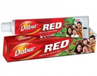 Dabur Red Paste for Teeth & Gums 100g / Красный Аюрведическая Зубная Паста для Зубов и Десен 100г: Цвет: https://opt-india.ru/catalog/zubnaya_pasta/dabur_red_paste_for_teeth_gums_100g_krasnyy_ayurvedicheskaya_zubnaya_pasta_dlya_zubov_i_desen_100g/
Бренд: Dabur
Dabur Red Paste for Teeth &amp; Gums 100g / Красный Аюрведическая Зубная Паста для Зубов и Десен 100г •  Аюрведическая зубная паста Dabur Red содержит естественные освежающие дыхание компоненты - гвоздику и мяту а также травы, обладающие вяжущими свойствами. Применение зубной пасты Dabur Red обеспечивает укрепление зубной эмали. Экстракты лекарственных трав и порошок глины, входящие в состав зубной пасты, содержат целый комплекс природных микроэлементов. Это не только фтор, но и кальций, фосфор, кремний, соединения алюминия, железа, лантан и хром. Гвоздика – предупреждает зубную боль Мята (Mentha piperita) – противогрибковое и антибактериальное средство Имбирь (Zingiber officinale) – антибактериальное и противовоспалительное средство  Марича (Piper nigrum) – освежает дыхание, антибактериальное средство  Пиппали (Piper longum) - освежает дыхание, антибактериальное средство  Карпура (cinnamomum camphora) – местный анальгетик, антисептик  Томар (Zanthoxylum alatum) – антисептик, освежает дыхание  Лаванга (Syzygium aromaticum) – анальгетик, предотвращает разрушение зубов Натуральные компоненты - экстракты лекарственных трав: имбирь лекарственный, перец черный, перец длинный, зантоксилиум, масло гвоздики душистой, лавр камфорный, мята перечная, кальция карбонат, вода дистиллированная, глицерин. •  Не содержит: продуктов животного происхождения; синтетических или минеральных масел; искусственных красителей, ароматизаторов и консервантов. •  Не содержат флюорида, поэтому могут применяться и в детской практике.