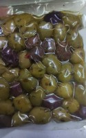 Оливки каламата ассорти 250 гр Турция: СОСТАВ: оливки каламата, масло подсолнечника, соль, чеснок, лук, лимонная кислота, специи.