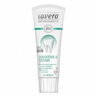 Зубная паста для чувствительных зубов Lavera, 75мл: Цвет: https://4fresh.ru/products/lava0118
СОСТАВ: Sorbitol, Aqua, Hydrated Silica, Glycerin, Xylitol, CI 77891, Aloe Barbadensis Leaf Juice**, Chamomilla Recutita Flower Extract**, Glycyrrhiza Glabra Root Extract**, Cymbopogon Martini Oil**, Acmella Oleracea Extract, Xanthan Gum, Sodium Lactate, Sodium Cocoyl Glutamate, Disodium Cocoyl Glutamate, Sodium Fluoride, Arginine, Aroma***, Limonene***, Geraniol***. * ингредиенты из органического земледелия ** сделано с использованием органических ингредиентов *** из натуральных эфирных масел. Анализ состава beta Понравился Анализатор состава? Оставьте отзыв
Бренд: Lavera Германия
Страна производства: Германия
С органической ромашкой и фтором. Полная защита и восстановление для чувствительных зубов и десен. 
Защита 5-в-1:
удаляет зубной налет;
защищает полость рта от бактерий;
предотвращает появление зубного камня;
укрепляет и оздоравливает десна;
освежает дыхание.
Высокоэффективная формула, богатая природными минералами и экстрактами акмеллы и солодки очищает особенно бережно и оказывает успокаивающее и противовоспалительное действие на десна.
Без микропластика. Содержит сок органического алоэ-вера, который дает мощный противовоспалительный эффект и оздоравливает полость рта.
Для детей от 6 лет и младше: используйте количество размером с горошину, чистить зубы следует под наблюдением взрослых, чтобы свести к минимуму глотание. В случае поступления фтора из других источников проконсультируйтесь с стоматологом или врачом.
Содержит фторид натрия: 1400 ppm.