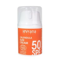 Солнцезащитный крем "Календула", SPF50 Levrana: Самый высокий фактор защиты от вредного воздействия ультрафиолета. Обеспечивает мгновенную, максимально бережную защиту.
Фотостабильный безопасный минеральный УФ-фильтр, оставаясь на поверхности кожи, создаёт солнцезащитный экран, блокирует и рассеивает все типы лучей - UVB, UVA1 и UVA2.
Средство не содержит химических действующих веществ и отдушек. Крем обогащён большим количеством антисептиков, противовоспалительных и матирующих ингредиентов. Экстракты грецкого ореха и шиповника удерживают влагу в коже, тонизируют, сохраняют эластичность и бережно заживляют.
За счёт эфирных масел и витамина Е крем богат антиоксидантами, активирует восстанавливающие процессы в коже, смягчает и повышает её упругость. Водостойкая формула. Подходит для разных типов кожи, особенно для светлой и истонченной.
Подходит для взрослых и детей от 0 лет.
Помните! Рекомендуемые часы для приема солнечных ванн: с 8-00 до 11-00 и с 16-00 до заката.
Избегайте прямого контакта с солнцем с 11-00 до 16-00 - это самая активная фаза воздействия солнечных лучей на кожу и может привести к ожогам.