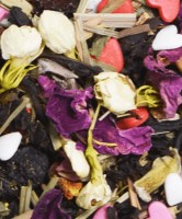 Чай черный "Аромат любви" 100 г: Купаж из классических черных индийских чаев с добавлением кусочков сублимированной малины, цедр шиповника, лимонграсса, бутонов роз и жасмина, кондитерской посыпки. Содержит пищевые ароматические масла
