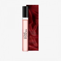 Парфюмерная вода Love Potion [Лав Поушэн] (мини-спрей), 8мл: https://www.oriflame.ru/products/product?code=40861
Ночь безумной страсти, ярких эмоций и истинного наслаждения… Жаркий восточно-фруктовый аромат с магическими нотами натуральных афродизиаков – имбиря, шоколада и цветков какао – создаст любовное настроение и разбудит желание.
Дорожный формат. Удобно брать с собой. 
Аромат, который пробуждает желание.