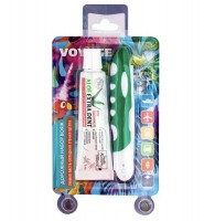Дорожный набор Вояж (зубная щетка складная+зубная паста ALOE EXTRA DENT 30г): Цвет: https://xn----7sbbavpdoccqvc6br3o.xn--p1ai/index.php/зубные-пасты-и-ополаскиватели,-зубные-щетки/дорожный-набор-вояж-зубная-щетка-складная-зубная-паста-aloe-extra-dent-30г-detail
Набор дорожный пригодится любому, кто хоть раз путешествовал или планирует отправиться в отпуск. Складная щетка и небольшой объём пасты поместится в любой косметичке.
Зубная паста ALOE EXTRA DENT: AQUA, CALCIUM CARBONATE, SILICA, PEG-400, SODIUM LAURYL SULFATE, ALOE VERA EXTRACT, TETRASODIUM PYROPHOSPHATE, AROMA, CELLULOSE GUM, SODIUM METHILPARABEN, SODIUM SACOHARIN, 2-BROMO-2-NITROPROPANE-1,3-DIOL, CI 42090, CI 19140. Зубная щетка: щетина - нейлон, ручка - полипропилен, вставка - термопластичная резина (TPR).