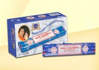 SATYA Nag Champa 15g*12pcs / Ароматические палочки Наг Чампа 15г*12упк: Цвет: https://opt-india.ru/catalog/blagovoniya/satya_nag_champa_15g_12pcs_aromaticheskie_palochki_nag_champa_15g_12upk/
Бренд: Satya
SATYA Nag Champa 15g*12pcs / Ароматические палочки Наг Чампа 15г*12упк •  Благовония разработано с использованием естественных ингредиентов (пыльцы плюмерии и желтой розы, измельченной зелени) и применением ручного труда. Горящая палочка издает душистый и терпкий аромат. Говорят, запах цветка плюмерии настолько приятен, что даже нравится змеям, отсюда и дословный перевод «змеиная чампа». •  Аромат благовония благоприятно влияет на нервную систему, успокаивая ее, в том числе он устраняет приступы мигрени, хорошо сказывается на сердечно-сосудистой системе, пищеварительном тракте и приводит в норму женский гормональный фон. •  Аромат тонизирует, прибавляет жизненных сил, налаживает духовное расположение, способствует занятиям медитативного рода, избавляет от лени и апатии. Под его действием уравновешивается ход мыслей, происходит блокировка негативных помыслов, созидается единство, согласие и уют в доме, развивается оптимистическое мышление.