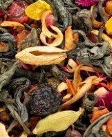 Чай зеленый "Восточный базар" 100 г: СОСТАВ: чай зеленый байховый ганпаудер, корень имбиря, цветки апельсинового дерева, лепестки розы, цукаты яблока, кардамон, вишня,. Содержит пищевые ароматические масла.