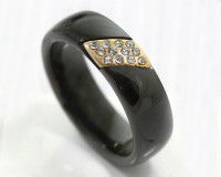 Кольцо с керамикой: Цвет: https://fashion-v.ru/magazin/product/kolco-k7-539-1
Вставка: Стразы
Материал изделия: сталь
Тип керамики: Черная керамика
