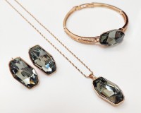 Комплект с кристаллами Swarovski: Цвет: https://fashion-v.ru/magazin/product/sergi-g7880700074950
ЦВЕТ: Black Diamond
Вставка: кристаллами Swarovski
Материал изделия: ювелирный сплав
