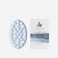 Массажное мыло-скраб Swedish Spa, 100 г.: https://www.oriflame.ru/products/product?code=34021
Мыло с фактурной массажной поверхностью стимулирует микроциркуляцию, отшелушивает и разглаживает кожу.
Имеет специальный рельеф для эффективного массажа. 
Отшелушивает, обновляет и выравнивает поверхность кожи благодаря частицам натуральной ореховой скорлупы. 
Научно доказано: способствует глубокому расслаблению за счет цветочно-водного аромата с тонким морским подтоном.