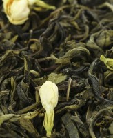 Зеленый жасминовый чай 100 г: Жасминовый зеленый чай- известен и любим во всём Мире. Чай отличатся необыкновенно изысканным и утончённым вкусом и нежным цветочным ароматом.Купаж на основе традиционного зеленого чая Сенча, с добавлением цветков жасмина. Не содержит ароматизаторов и ГМО.Чтобы максимально правильно заварить зелёный жасминовый чай лучше предварительно согреть заварной чайник - ополоснуть кипятком. Но заливать сам чай кипятком не следует, так как вы рискуете потерять аромат жасмина. Вода должна быть 80-85 градусов по Цельсию и не водопроводная (пусть даже фильтрованная), а питьевая бутылочная. Всё это тоже сказывается на яркости и насыщенности жасминового аромата.
