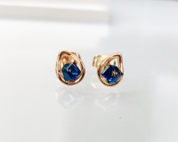 Серьги с кристаллами Swarovski: Цвет: https://fashion-v.ru/magazin/product/sergi-g787479507390
ЦВЕТ: Blue
Вставка: кристаллами Swarovski
Материал изделия: ювелирный сплав
