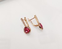 Серьги с кристаллами Swarovski: Цвет: https://fashion-v.ru/magazin/product/sergi-g7876715007520
ЦВЕТ: Indian Pink
Вставка: кристаллами Swarovski
Материал изделия: ювелирный сплав
