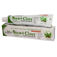 Kudos Toothpaste Neem+Clove 100g / Зубная Паста Ним+Гвоздика 100г: Цвет: https://opt-india.ru/catalog/zubnaya_pasta/kudos_toothpaste_neem_clove_100g_zubnaya_pasta_nim_gvozdika_100g/
Бренд: Kudos
Kudos Toothpaste Neem+Clove 100g / Зубная Паста Ним+Гвоздика 100г Аюрведическая зубная паста  Neem + Clove  фирмы Kudos изготовлена исключительно из растительных компонентов. Зубная паста с экстрактом Нима и Гвоздики обеспечивает комплексный уход за полостью рта. Антибактериальные и противовоспалительные эффект, оказываемый пастой, позволяет предотвратить кровоточивость дёсен, защитить зубы от кариеса и зубного камня, надолго устранит неприятный запах изо рта, быстро справится с воспалениями и раздражениями слизистой рта. В состав этой аюрведической пасты входят экстракты масел и трав с противовоспалительными и антибактериальными свойствами, что делает её эффективной в профилактике и лечении пародонтоза, создает хороший отбеливающий и укрепляющий эффект: экстракт листьев Нима, гвоздики, растительные экстракты (пастенница, кора гуммиарабика индийского, бакул, кора симплокуса расемосуса, черника), смола ирландского (жемчужного) мха, натуральные ароматизаторы (состоящие из различных эссенций), глицерин, дистиллированная вода. Зубная паста Ним + Гвоздика поможет при таких проблемах полости рта как: - Зубной кариес - процесс деминерализации и разрушения твердых тканей зуба с образованием полостного дефекта. - Периодонтальное заболевание. - Гингивит - болезнь дёсен, характеризующаяся их воспалением - покраснением, отеком и кровоточивостью. - Стоматит - поражение слизистой оболочки полости рта, проявляется в виде язвочек. - Гиперестезия - повышенная чувствительность зубов. - Халитоз - дурной запаха изо рта. НАЗНАЧЕНИЕ Очищение зубов, укрепление десен, свежесть дыхания, уменьшение боли, идеальна для чувствительных зубов. АКТИВНЫЕ ИНГРИДИЕНТЫ Ним  (Azadirachta indica). Имеет сильно выраженные противогрибковое, противобактериальное, противовирусные свойства, препятствует образованию кариеса. Укрепляет и питает зубы. Обволакивает зубы невидимой плёнкой, благодаря чему они некоторое время остаются защищенными от негативного внешнего воздействия. Экстракт гвоздики  (Syzygium aromaticum). Обладает вяжущими и противовоспалительными свойствами, которые защищают десны. Также содержит обезболивающие химическое соединение под названием эвгенол, который замораживает нервы и управляет болью. Эфирное масло гвоздики также антисептик, который помогает устранить бактерии полости рта. Это растение можно использовать, чтобы убрать неприятный запах изо рта. Является отличным средством против кариеса и других зубных заболеваний. Туласи  - обладает противовоспалительным свойством, антиоксидант, способствует быстрому заживлению язв. Бабул  - обладает вяжущим и ранозаживляющим действием, а также противовоспалительными и антибактериальными свойствами. Роза  - заживляет слизистые оболочки, стимулирует работу иммунной системы. Трипхала  - обладает антиоксидантными свойствами и иммунномоделирующим эффектом, очищает ротовую полость, Мята перечная  - снимает боль, отёчность, зуд, способствует быстрому заживлению гнойных язв, ран и других кожных повреждений. Ниргунди  - анальгетик, способно значительно уменьшать боль. Зантоксил  - антисептик, освежает дыхание. Эмбелия кислая  - имеет обезболивающее, антиоксидантное, противогрибковое, противовоспалительное свойство. Танкана  - влияет на процессы обмена веществ в клетках, улучшают микроциркуляцию крови. Манжишта  - улучшающее обмен веществ, кровоостанавливающее. Дуб инфекторный  - ускоряет заживление ран, воспалений и раздражений на коже. Сорняк Епископа  - имеет ярко выраженные антисептические, освежающие и вяжущие свойства. Не содержит искусственных красителей и консервантов, не испытывалась на животных, подходит для вегетарианцев, является полностью безопасной и доступной для применения. СОСТАВ На каждый грамм: Neem 20mg, Laung 5mg, Tulsi 10mg, Babool 10mg, Aloe Vera 30mg, Gulab 10mg, Triphala 15mg, Pudina 10mg, Nirguundi 15mg, Tumburu 10mg, Vaikranta Bhasma 20mg, Vidanga 15mg, Tankan 30mg, Nimbu 10mg, Manjishta 12mg, Nalsari 10mg, Majuphal 15mg, Ajamoda Satva 20mg. СПОСОБ ПРИМЕНЕНИЯ Применяйте зубную пасту дважды в день, утром и вечером. В состав натуральной пасты не входит искусственных красителей и отдушек, не тестировалась на животных. 100% вегетарианская.