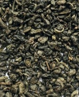 Зеленый чай ганпаудэр 100 г: Утонченный чай Ганпаудер обладает роскошным вкусом, в котором сочные фруктовые тона изысканно дополняют пряные дымные мотивы, акценты специй, меда и цветов. Аромат отличается травяными оттенками и нотами цитрусовых. У элитного продукта бледно-салатовый оттенок.Полезные свойства чая ГанпаудерИз-за высокого уровня кофеина напиток облает прекрасным стимулирующим и тонизирующим эффектом. В купаже представлен ряд витаминов и минералов, которые благотворно сказываются на самочувствии и общем состоянии. Кроме того, продукт усиливает иммунитет, нормализует обмен веществ, помогая тем самым избавиться от лишнего веса, и является отличным профилактическим средством болезней сердечно-сосудистой системы.Как правильно заваривать чай ГанпаудерИз-за мягкой обработки листочков лучше всего при приготовлении премиального напитка рекомендуется использование воды при t 80°, при этом на 300 мл оптимально взять 7-8 мг сухой смеси. Перед завариванием чай Ганпаудер необходимо ополоснуть, чтобы избавиться от возможной пыли. Напиток подходит для приготовления не более 3 раз, при этом первоначально купаж заваривают 40-60 секунд, в дальнейшем увеличивая время настаивания до 2-3 минут. Для приготовления подойдет фарфоровая или стеклянная посуда, способствующая раскрытию великолепного букета напитка.