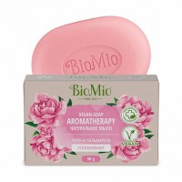 Мыло "Пион и пальмароза" BioMio, 90 г: Натуральное веганское мыло BioMio Aromatherapy заботится о вашей коже и настроении. Эфирное масло пальмарозы превращает каждое мытье рук в сеанс ароматерапии и погружает вас в атмосферу спокойствия.

Цветочная вода — гидролат пиона — увлажняет кожу рук. Оливковое масло и витамин Е закрепляют эффект увлажнения. Розовая соль насыщает кожу полезными минералами. Ионы серебра оказывают мягкий антибактериальный эффект. Формула мыла разработана для ухода за чувствительной кожей.
состав:
Натриевые соли жирных кислот пальмового масла, натриевые соли жирных кислот пальмоядрового масла, вода, глицерин, натуральная отдушка, эфирное масло пальмарозы, гидролат пиона, оливковое масло, токоферил ацетат (витамин Е), цитрат серебра, лимонная кислота, пигмент минерального происхождения CI 77891, краситель CI 14720, хлорид натрия, тетранатрия этидронат, сорбат калия, гераниол*, линалоол*, бензил салицилат*.

* - компоненты натурального эфирного масла и натуральной отдушки.