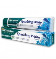 Himalaya ToothPaste Sparkling White 80g / Аюрведическая Отбеливающая Зубная Паста 80г: Цвет: https://opt-india.ru/catalog/zubnaya_pasta/himalaya_toothpaste_sparkling_white_80g_ayurvedicheskaya_otbelivayushchaya_zubnaya_pasta_80g/
Бренд: Himalaya Herbals
Himalaya ToothPaste Sparkling White 80g / Аюрведическая Отбеливающая Зубная Паста 80г Натуральная отбеливающая зубная паста ( Sparkling White Toothpaste ) – это аюрведическая зубная паста, которая разработана на основе растительных экстрактов целебных трав, которые традиционно используются при изготовлении аюрведических средств. Использование пасты позволит деликатно избавиться от налета и зубного камня, а также осветлить эмаль зубов на несколько тонов. Зубы приобретают блеск, белизну и становятся прочными. Входящие в состав папайя и ананас благодаря аминокислотам устраняют с поверхности зубов потемнения. Ежедневное применение пасты предотвратит появление кариеса и поможет при лечении пародонтита. Основная информация: содержит натуральные компоненты деликатно избавляется от налета и зубного камня осветляет эмаль зубов на несколько тонов придает зубам блеск, белизну и прочность устраняет с поверхности зубов потемнения предотвращает появление кариеса и помогает при лечении пародонтита НАЗНАЧЕНИЕ Тёмные пятна на зубах, кровоточивость десен, зубная боль, плохой запах изо рта, профилактика кариеса и других стоматологических заболеваний. ПРОБЛЕМА Раздражение, микровоспаления, гиперчувствительность, воспаления, повреждения АКТИВНЫЕ ИНГРЕДИЕНТЫ Миндаль обыкновенный  (Prunus Amygdalus) - обладает вяжущими свойствами, помогает укрепить десны, богат флавоноидами и фенольными веществами. Коричник цейлонский  (Cinnamomum zeylanicum) - обладает мощными антимикробными свойствами, которые помогают устранить неприятный запах изо рта и освежить дыхание. Гвоздика  (Eugenia caryophyllus) - является антисептиком, который помогает устранить бактерии в полости рта, а также обладает вяжущими и противовоспалительными свойствами, которые защищают десны. Ментол  (Menthol) - обладает охлаждающими свойствами, которые помогают устранить неприятный запах изо рта и освежить дыхание. ИНСТРУКЦИЯ ПО ПРИМЕНЕНИЮ Применять пасту для очищения зубов 2 раза в день. Не глотать. После чистки зубов сплюнуть пасту и тщательно прополоскать полость рта. Дети младше 6 лет должны чистить зубы под присмотром взрослых. СОСТАВ Sorbitol, Aqua, Hydrated Silica, Glycerin, Silica, Sodium Lauryl Sulphate, Hydrated Silica, Bromelain, Xanthan Gum, Titanium Dioxide, Flavour, Sodium Saccharin, Sodium Benzoate, Potassium Sorbate, Papain, Menthol, Sodium Citrate, Salvadora Persica Stem Extract, Prunus Amygadalus Dulcis Shell Extract, Cinnamomum Zeylanicum Bark Oil, Eugenia Caryophylus Bud Oil, Thymol, Citric Acid. Противопоказания:  индивидуальная непереносимость отдельных компонентов