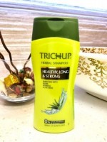 Trichup Шампунь с экстрактами трав Healthy Long &Strong ,200 мл: Комплексный уход за волосами действительно решаемая проблема  Этот шампунь предназначен для эффективного восстановления и прекрасного внешнего вида волос С его помощью можно предотвратить выпадение волос сделать их более послушными сильными густыми и красивыми Обратите внимание что данный шампунь дает наиболее мощный эффект при использовании со специальным маслом для волос Тричуп Если Вы хотите улучшить состояние Ваших волос и кожи головы воспользуйтесь этим шампунем и Вы сразу же заметите разницу между Тричуп и обычным шампунем Шампунь Тричуп содержит полезные натуральные ингредиенты которые питают волосы смягчают защищают их Даже если Ваши волосы пострадали от окраски или химической завивки или их состояние давно оставляет желать лучшего попробуйте этот шампунь и убедитесь в том что он работает Активные ингредиенты Алоэ Вера Aloe barbadensis Содержит богатый состав витаминов являющихся природными антиоксидантами таких как витамины С Е и группы В а также полезные микроэлементы  аллантоин и бетакаротин которые являются биологическими стимуляторами для роста волос Средства с алоэ отлично увлажняют волосы улучшают обмен веществ поэтому подходят для любого типа волос Сок алоэ является биогенным стимулятором поможет вам поддерживать ваши волосы в хорошем состоянии прекрасно укрепляет волосы стимулирует их рост придает блеск и эластичность Хна Henna  Lawsonia innermis Предотвращает выпадение волос укрепляет волосы борется с перхотью улучшает состояние волос способствует оздоровлению кожи головы удаляет излишки жира снимает напряженность и головные боли Хна также действует как противогрибковое средство Ним Azadirachta indica  Оказывает эффект стимуляции на кожу головы  улучшает кровообращения  способствуя питанию фолликул  Оказывает антисептический и противовоспалительный эффект  устраняетя различные воспаления и повреждения на коже  убирает зуд  устраняет перхоть  Препятствует облысению  Усиливает истончённые и ослабленные волосы Применение нанесите шампунь на влажные волосы помассируйте кожу головы смойте При необходимости повторите