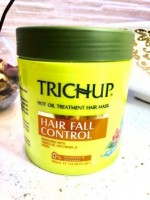 Trichup Маска для волос горячим маслом , против выпадения(Hair fall Control),500мл: Питает и укрепляет корни волос, придает блеск и делает волосы более мягкими и послушными.

Получите салонный уход за волосами в удобстве и комфорте вашего собственного дома. Маска контролирует выпадение волос, перестраивает сухие волосы к шелковистым и гладким волосам. Питает и укрепляет корни волос, придает блеск и делает волосы более мягкими и послушными.   Сокращает выпадение и истончение волос Улучшает Текстуру Волос Делает волосы мягкими и послушными Экзотический нежный аромат Подходит для всех типов волос ОСНОВНЫЕ ИНГРЕДИЕНТЫ Гибискус: натуральный кондиционер, который увлажняет и распутывает волосы Святой базилик: питает волосы, делая их здоровыми и увлажняя в течение дня Ним: контролирует выпадение волос, способствует росту волос.   Применение: Распределите маску по влажным волосам от корня до кончика после мытья головы.  Оставьте на 10-15 минут, желательно с волосами, завернутыми в горячее полотенце, затем тщательно смыть. СПЕЦИАЛЬНОЕ ПРИМЕЧАНИЕ ПРОДУКТА: Хранить вдали от солнечного света, тепла и влаги.  