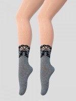 Колготки ПсК1д59-3: Цвет: ПсК1д59-3
Модель: ПсК1д59-3
Бренд: Para Socks
Страна: Россия
Рисунок: Узоры
Отличные двухцветные колготки для девочки гладкого переплетения с вывязанными вензелями на щиколотке. Внимание: оттенок может немного отличаться от представленного на фото.