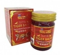 Royal Thai Herb Красный тигровый бальзам, 50 г: содержит более ста различных компонентов целебных растений

Тайский красный тигровый бальзам обладает разогревающим свойством, помогает от боли в мышцах, при простуде, от синяков и ушибов. Он содержит более ста различных компонентов целебных растений произрастающих в горных лесах Таиланда. Обладает согревающим эффектом и используется для облегчения боли, отеки и воспаления в суставах, облегчение боли при люмбаго, ишиасе, подагре. Ускоряет сращивание костей при переломах. Используется для снятия боли при травмах (удары, вывихи, растяжения и т. д.), для разогрева мышц перед тренировкой. Ускоряет рассасывание гематом. Бальзам быстро снимает раздражение после укусов насекомых. Применяют для ингаляции, растирания груди и спины при простуде и кашле. Тигровый бальзам широко используется для растирания конечностей при онемении и параличе. Основные показания к применению: внутримышечные боли; невралгия; ревматизм; остеохондроз; артриты; головные боли; заложенности носа; зуд после укусов насекомых. Способ применения: 2 - 3 раза в день наносить на чистую поверхность и массируйте до полного впитывания. Только для наружного применения. При простуде и гриппе - растирать ступни на ночь можно также дополнительно растереть грудь, нанести на виски, под носом и на основание шеи. Как ингаляционное или растирающее средство при простуде – добавить 1 каплю средства в горячую воду, не доведенную до кипения и вдыхать пар под полотенцем над емкостью. При головной боли, укачивании, слабости и стрессовых состояниях - нанести бальзам на виски, основание шеи, на точку между бровей и на места пульсации. Противопоказания: Гиперчувствительность, индивидуальная непереносимость. Бальзам не следует наносить на поврежденные участки кожи и раны. Избегайте попадание в глазами и на слизистые оболочки. Объем 50 гр